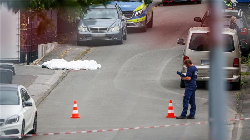 Eine zunächst in Menden festgenommene Frau ist wieder auf freiem Fuß. Bei ihr lässt sich laut Staatsanwaltschaft keine Tatbeteiligung feststellen.