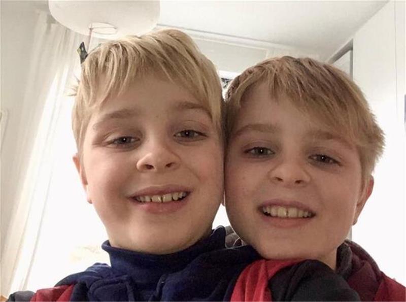 Acht Gehirntumore in zehn Jahren: Familie kämpft um das Leben ihres Sohnes Eineiige Zwillingsbrüder: Nathanael (links) und Nicolas.