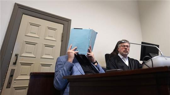 Einem 49-Jährigen wird heimtückischer Mord vorgeworfen.