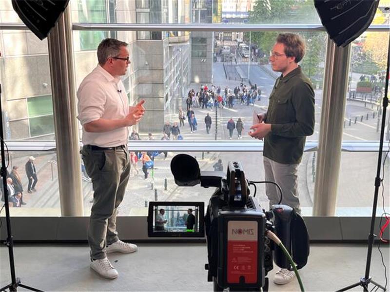 Einem Hannoveraner Sender erklärt Tiemo Wölken im Interview, was im Pharmaziepaket steckt.