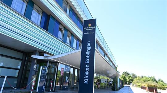 Einem Polizeisprecher zufolge war das Frühgeborene mit einem Gewicht von unter einem Kilogramm in der Klinik auf die Welt gekommen und dann verstorben.
