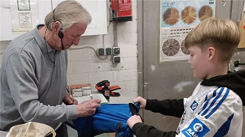 Horst Hrubesch: In Aspe erzählt er die wahre Geschichte mit Günter Netzer Einem jungen Fan signiert Fußball-Idol Hrubesch ein Trikot.