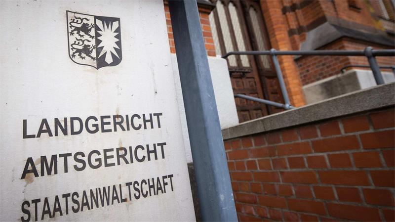 Einen 53-Jährigen hat das Landgericht Flensburg wegen Mordes an seiner Ehefrau verurteilt. (Symbolbild)