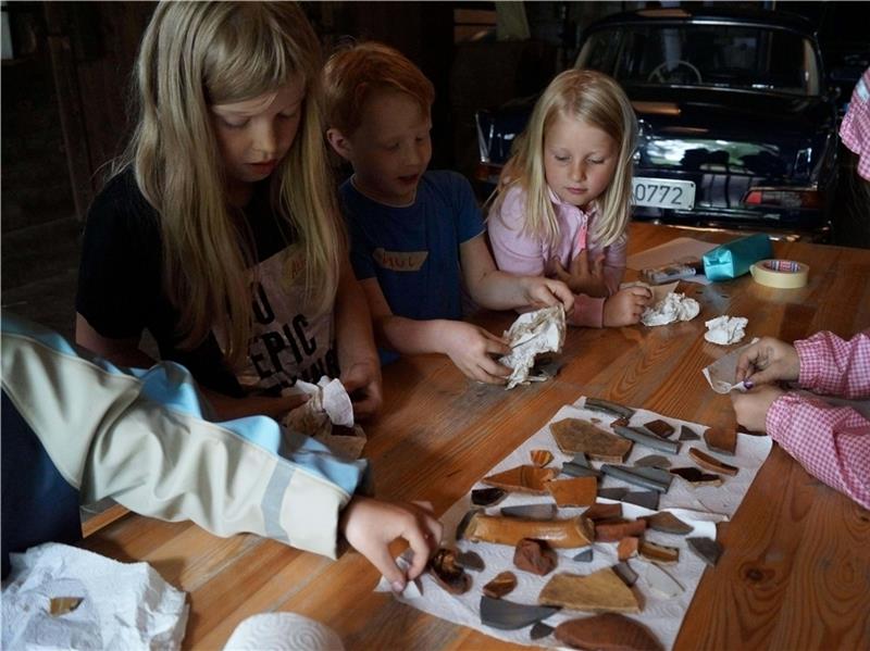 Einen Einblick in die Arbeit der Archäologen machen sich Kinder bei der Kinder-Uni. Foto Petersen