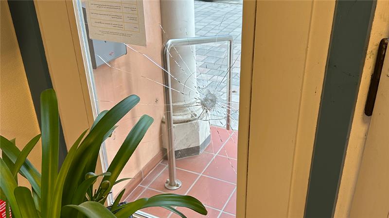 Unbekannte beschädigen Horneburger Rathaus Einen Fall von Vandalismus am Rathaus meldet die Horneburger Polizei. Foto: Polizei