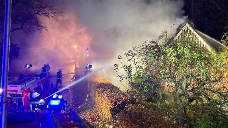 Einen Großeinsatz der Feuerwehr löste der Brand eines Hauses bei Belum aus.
