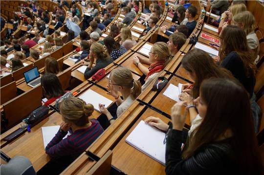 Einen Hochschul- oder ähnlichen Abschluss haben rund 37,5 Prozent der 25- bis 34-Jährigen.