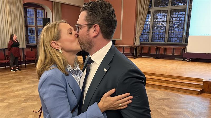 Stader Bürgermeister: Kai Koeser (SPD) gewinnt die Wahl deutlich Einen Kuss zum Trost von Ehefrau Ann-Christin: Arne Kramer nach Verkündung des Wahlergebnisses.