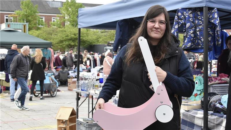 Zum Muttertag auf Schnäppchenjagd in Stade: Kunst, Krempel und Klamotten Einen Laufwagen hat Annika Delger ergattert.