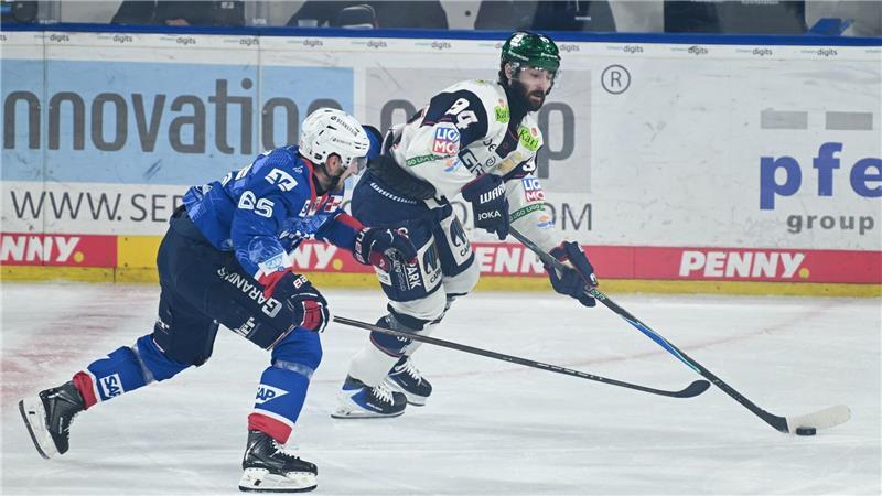 Einen Schritt voraus: Berlins Liam Kirk im Laufduell mit Marc Michaelis von den Adlern.