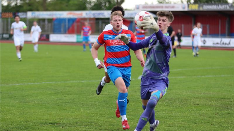 Einen Schritt zu spät: Jahn-Keeper Michel Voß ist vor D/A-Stürmer Jan-Miklas Steffens am Ball.