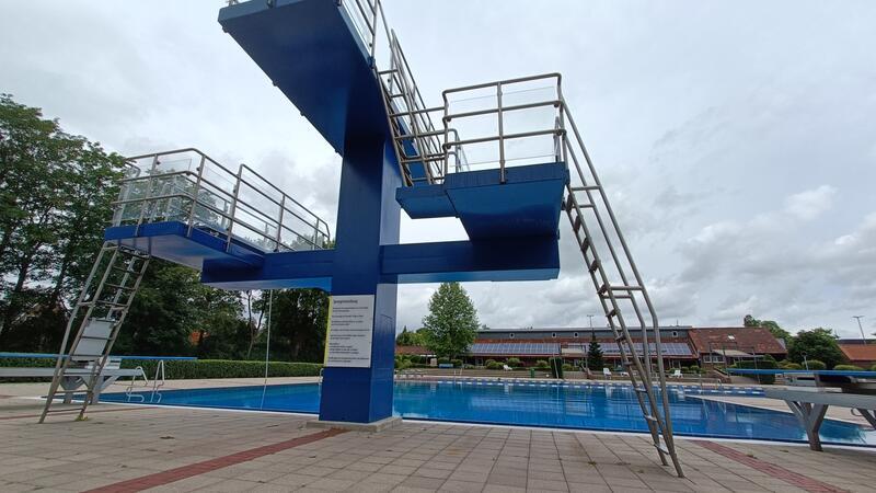 Einen Sprungturm mit fünf Metern Höhe findet man nur selten.