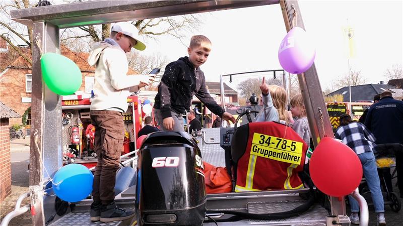 Großfeuer in Gräpel bleibt im Gedächtnis: schwierige Einsätze für die Feuerwehr Einen Tag der offenen Tür gab es schon in Gräpel - die Gründung der Lüttje Wehr hat der Samtgemeinderat in seiner jüngsten Sitzung einstimmig und gern beschlossen.