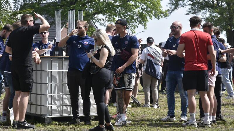 Einen Vorfall meldet die Polizei auf der Ballermann-Party in Griemshorst (Symbolbild) und zieht Bilanz rund um die Feier-Hotspots im Kreis Stade.