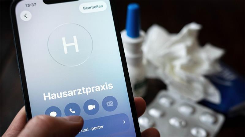 Einen Zusammenhang zwischen den hohen Krankenständen der vergangenen Jahre und der telefonischen Krankschreibung sieht Ökonom Daniel Graeber nicht. (Symbolbild)