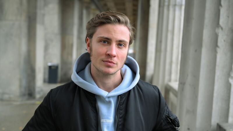 Jannik Schümann und seine Peter-Pan-Seite Einen ganzen Tag lang nur unter dem Tisch essen - für Jannik Schümann ein großer Spaß.