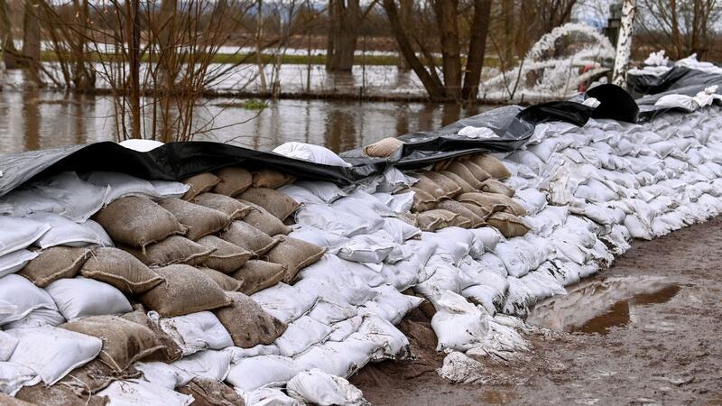 Einen großen Damm aus Sandsäcken haben freiwillige Helfer und Feuerwehren in den letzten Tagen an der Helme errichtet.