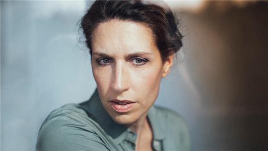 Einen ihrer wenigen Auftritte in 2024 gibt die Kabarettistin Christine Prayon auf der Bühne des Buxtehuder Kleinkunst-Igels.