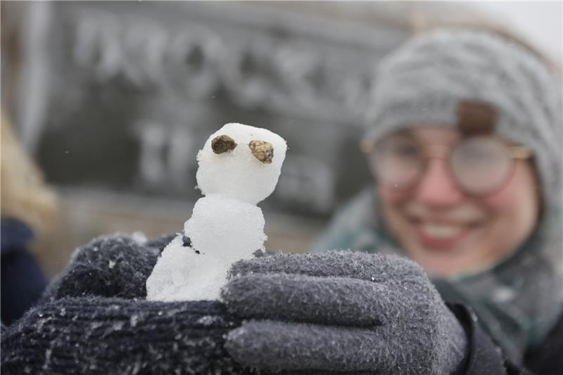 Einen kleinen Schneemann hat diese Brockenwanderin mit dem ersten Schnee auf dem Brocken gebaut. Erste Schneeflocken sind am Vormittag auf dem Brocken gefallen. Kalte Temperaturen um den Gefrierpunkt und starke Niederschläge werden auch am Wochenende für Schneeschauer sorgen. Foto: Matthias Bein/dpa