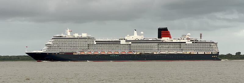 Ocean Liner auf der Elbe: „Queen Mary 2“ passiert den Landkreis Stade Einen "königlichen Gruß von Krautsand" schickt TAGEBLATT-Leserin Rosi den Betrachtern.