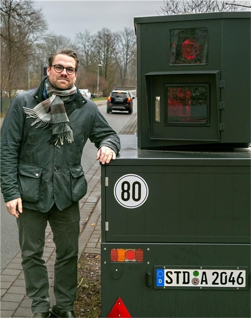 Einen zweiten Blitzer-Anhänger stellt jetzt der Landkreis Stade in Dienst. Arne Kramer, Chef des Bereichs Straßenverkehr, freut sich über das neue Messgerät als zusätzlichen Beitrag zur Sicherheit auf unseren Straßen. Foto: Christian Schmid