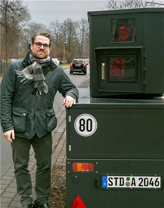 Einen zweiten Blitzer-Anhänger stellt jetzt der Landkreis Stade in Dienst. Arne Kramer, Chef des Bereichs Straßenverkehr, freut sich über das neue Messgerät als zusätzlichen Beitrag zur Sicherheit auf unseren Straßen. Foto: Christian Schmid