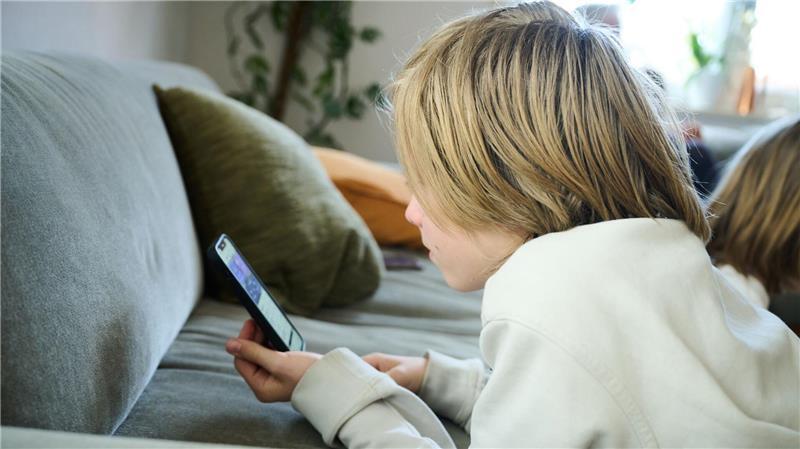 Mobbing, Pornos, Gewaltvideos - Was geht ab im Klassenchat? Einer Expertin zufolge sind Kinder heute viel jünger, wenn sie das erste Handy bekommen. (Archivbild)