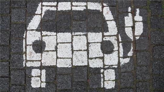 Einer PwC-Studie zufolge konnten deutsche Autobauer den Absatz vin E-Autos zuletzt deutlich steigern.