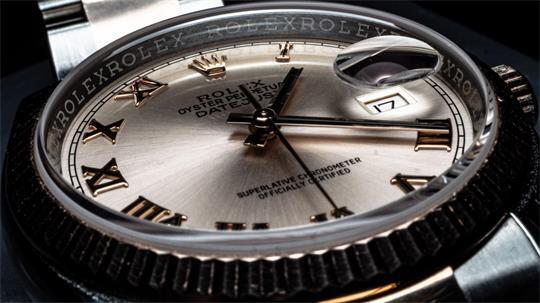 Einer Seniorin wurde in Meckelfeld ihre Rolex-Armbanduhr gestohlen. Die Polizei erfuhr zwei Tage später von der Tat (Symbolbild).