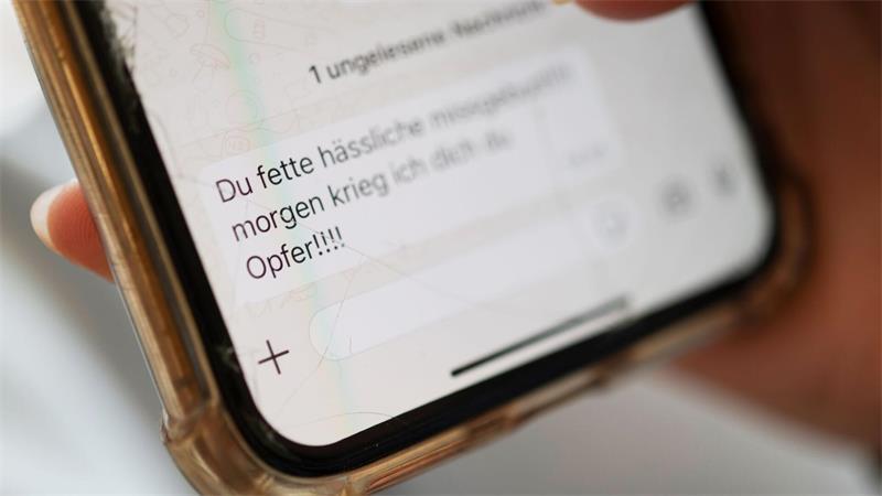 Studie: Cybermobbing nimmt weiter zu - Schule ist Tatort Einer Studie zufolge nimmt Cybermobbing weiter zu. (Archivbild)