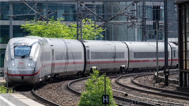 Umfrage: Knapp zwei Drittel halten Bahntickets für teuer Einer Umfrage zufolge hält eine Mehrheit die Bahnpreise für teuer oder eher teuer. (Archivbild)