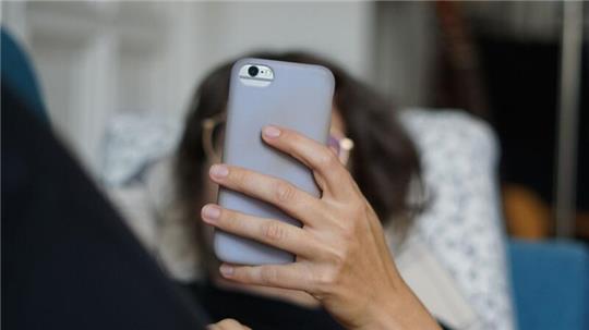 Einer Umfrage zufolge schätzen 27 Prozent ihre eigene Smartphone-Nutzung als „zu lang“ ein, 15 Prozent sogar als „viel zu lang“.