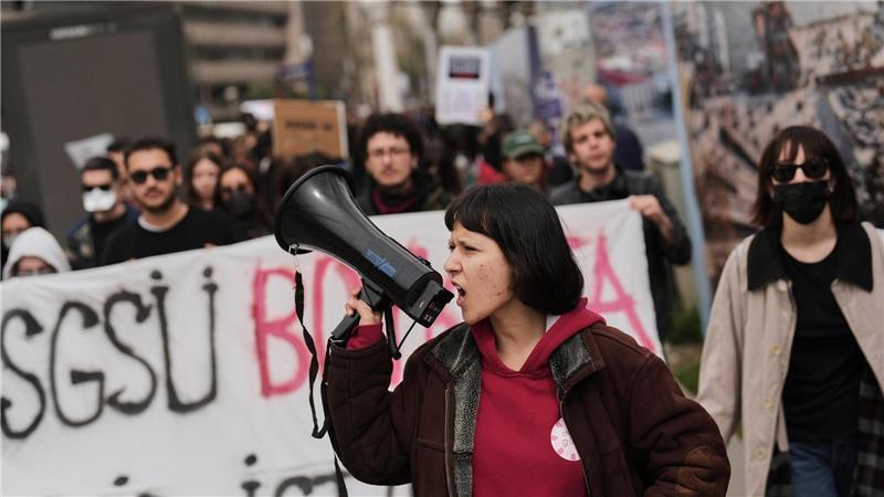 Menschenrechtler prangern Polizeigewalt in Türkei an Einer Umfrage zufolge unterstützt die Mehrheit der Bevölkerung die Proteste.