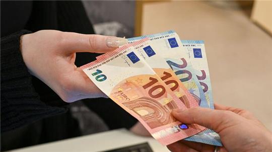 Einer Umfrage zufolge wollen 93 Prozent, dass sie auch in Zukunft selbst entscheiden möchten, ob sie bar oder unbar bezahlen.