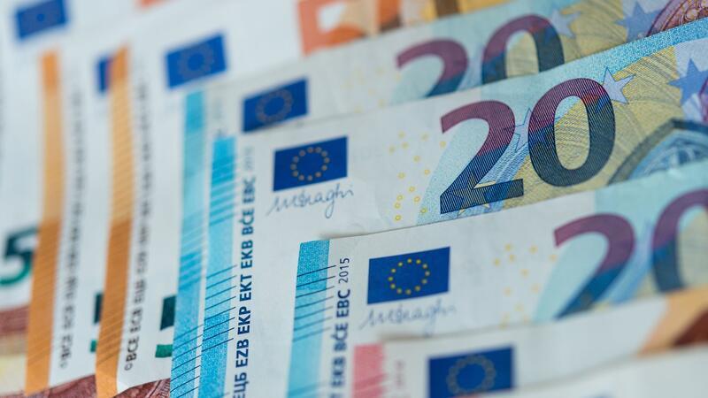 Umfrage: Mehrheit gegen Lockerung der Schuldenbremse Einer Umfrage zufolge würde eine Mehrheit der Bevölkerung die Schuldenbremse in ihrer aktuellen Form beibehalten.