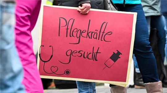 Einer Untersuchung zufolge fehlen in fast jedem Krankenhaus (94 Prozent) Pflegerinnen und Pfleger auf Allgemeinstationen.