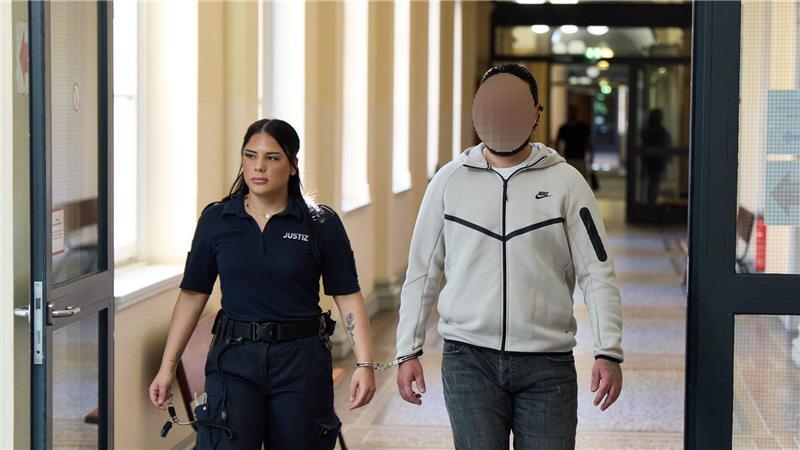 Nach Geiselnahme in Badewanne hohe Strafen für Angeklagte Einer der Angeklagten auf dem Weg zur Urteilsverkündung.