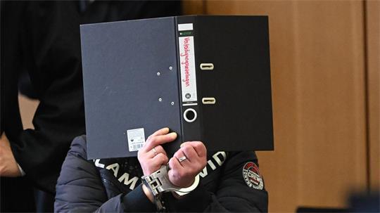 Einer der Angeklagten im Prozess um mutmaßliche Folter.