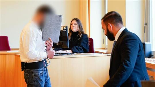 Einer der Angeklagten im Verhandlungssaal des Amtsgerichts Ludwigshafen.