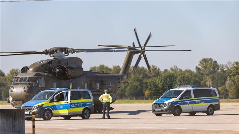 Einer der Beschuldigten wurde mit einem Bundeswehr-Hubschrauber nach Karlsruhe gebracht.