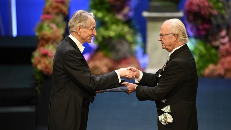 Einer der Preisträger: Der KI-Grundlagenforscher Geoffrey Hinton, der hier den Nobelpreis von König Carl Gustaf überreicht bekommt.