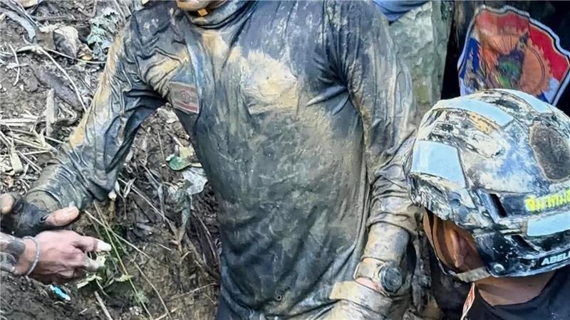 Fünf Goldsucher in Laos-Höhle gerettet – Suche geht weiter Einer der Retter während seines Einsatzes.