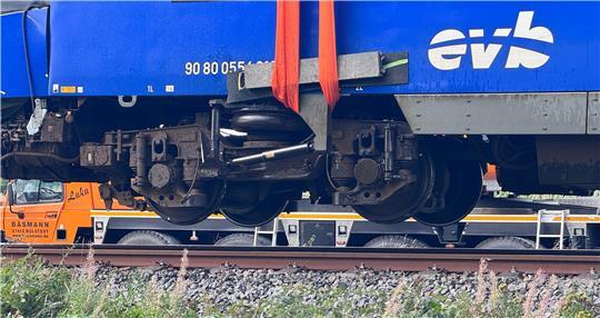 Einer der Treckerreifen steckte unter dem entgleisten Zug fest. Nachdem er entfernt und der Triebwagen in die Werkstatt gebracht wurde, steht das Ausmaß des Schadens an der Strecke fest.