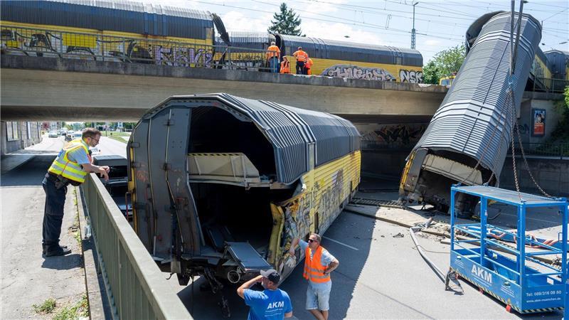 Einer der Waggons ist auf die Straße gestellt worden.