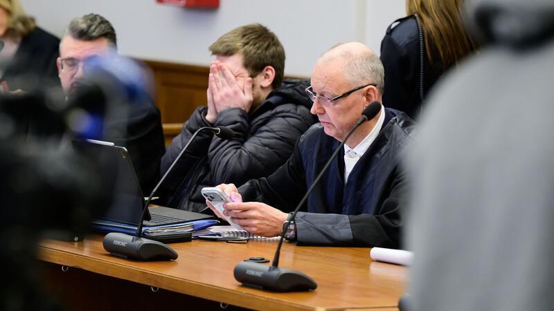 Einer der beiden Angeklagten (Mitte) im Betonplatten-Prozess.