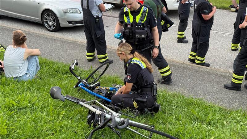 Einer der beiden Rennradfahrer wurde mit dem Rettungshubschrauber in eine Klinik geflogen.