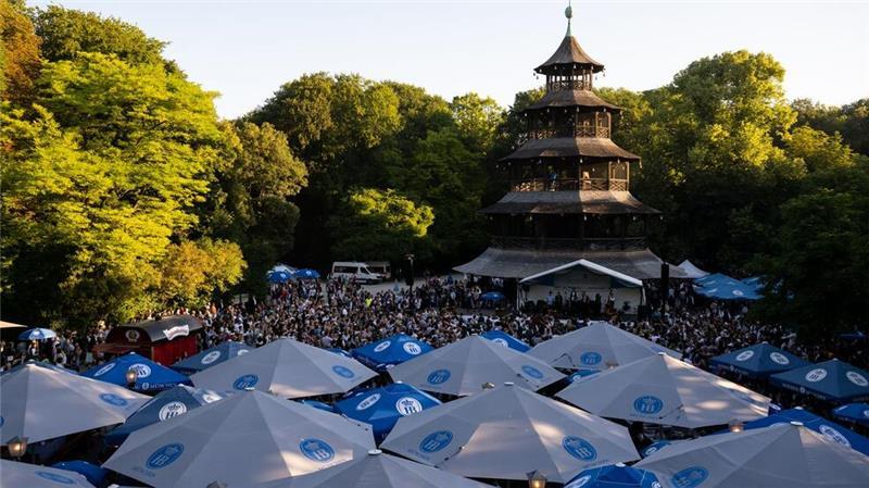 Einer der bekanntesten Biergärten Münchens ist der am Chinesischen Turm im Englischen Garten. (Archivbild)