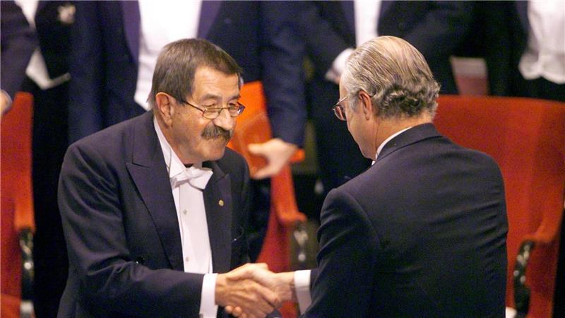 Große Preise, große Namen - Die Nobelpreis-Saison beginnt Einer der bislang letzten deutschen Nobelpreisträger: Günter Grass bekam die Nobelmedaille 1999 aus den Händen von Schwedens König Carl XVI. Gustaf überreicht. (Archivbild)