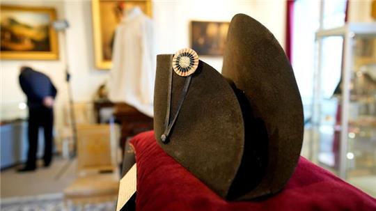 Einer der charakteristischen breiten schwarzen Hüte, die Napoleon trug, ist in Frankreich versteigert worden.