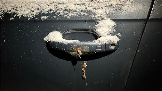 Einer der kotbeschmierten Türgriffe - die Tat dürfte zwischen 22 und 24 Uhr verübt worden sein.